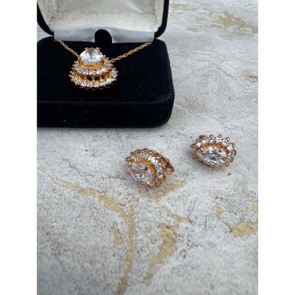 Vintage Pear Shaped Jewelry Set Clip On Earrings and Necklace Gift - Picture 2 of 8